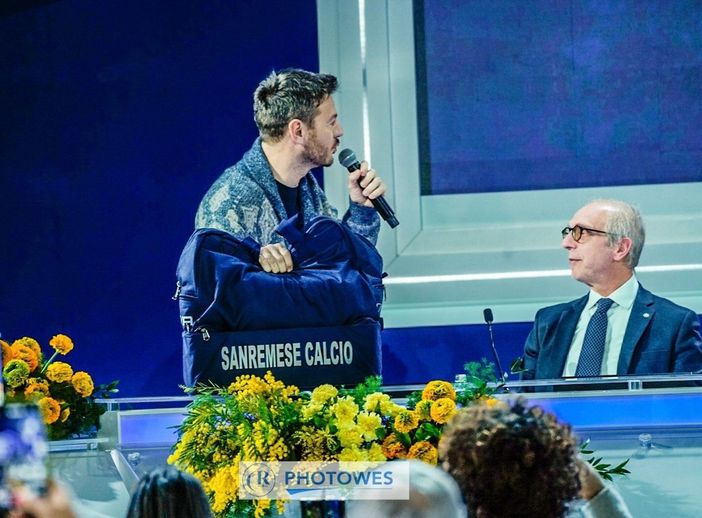 Alessandro Cattelan lancia il DopoFestival con la sacca della Sanremese: “Sono arrivato dall’allenamento”