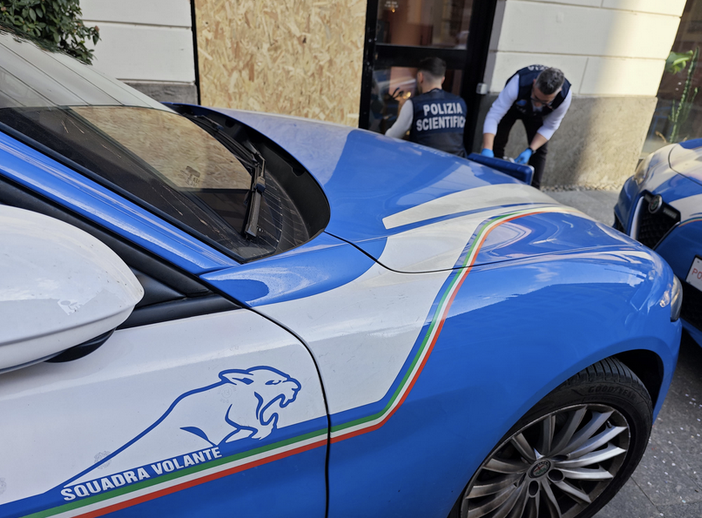 Novara: ruba smartphone e tablet dopo aver spaccato due vetrine, arrestato 19enne italiano Novara: ruba smartphone e tablet dopo aver spaccato due vetrine, arrestato 19enne italiano