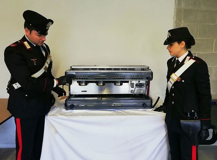 Pavese: ruba una macchinetta del caffè in un bar chiuso, nei guai un 40enne Pavese: ruba una macchinetta del caffè in un bar chiuso, nei guai un 40enne