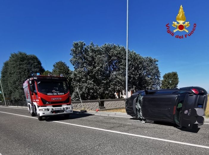 Bornasco, scontro tra auto, una si ribalta: ferite 3 persone