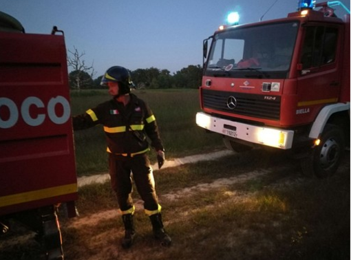Zinasco: rifiuti e sterpaglie in fiamme vicino al cimitero