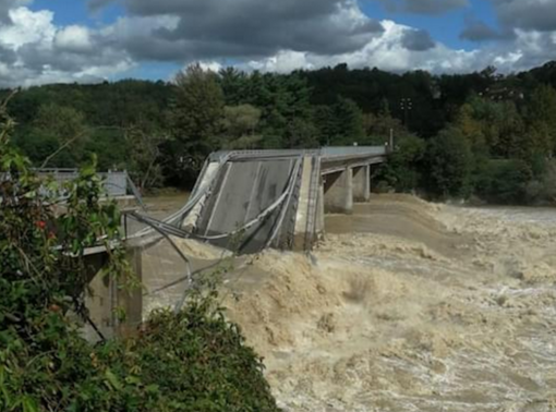 Crollato il ponte tra Gattinara e Romagnano: era stato riaperto al traffico da due ore - VIDEO
