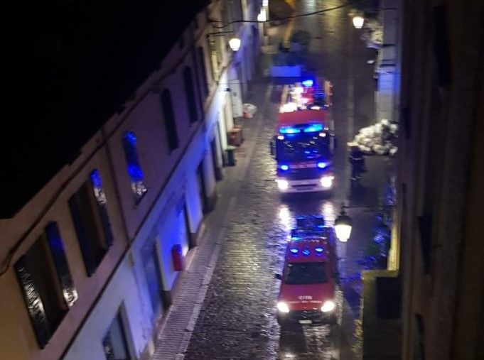 Porta blindata bloccata, i vigili del fuoco si calano dal quinto piano per far rientrare i proprietari di casa