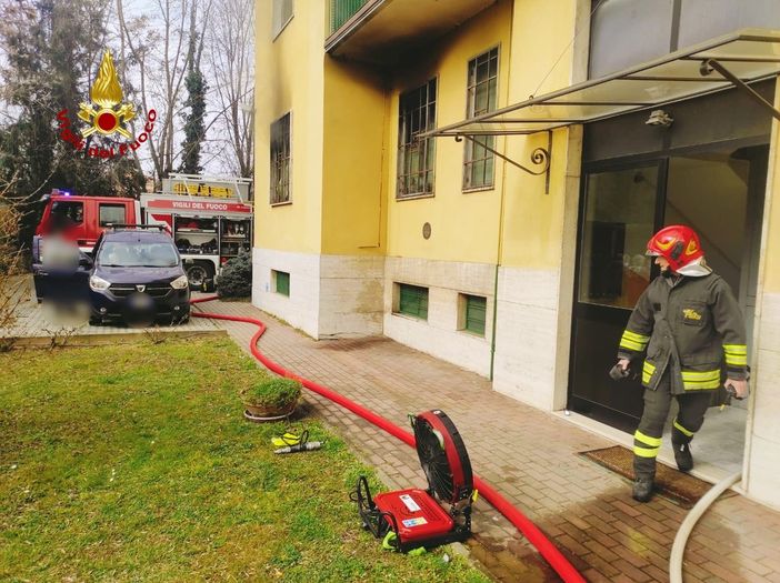 Pavia: incendio in una cucina a piano terra, evacuato il condominio