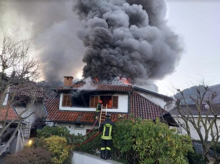 «Svegliati dalle urla e dalle fiamme»: Borgosesia sotto shock per il tragico rogo