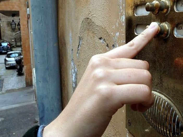 Garlasco: finge di essere un agente della Polizia locale e truffa un 82enne portandogli via i gioielli Garlasco: finge di essere un agente della Polizia locale e truffa un 82enne portandogli via i gioielli