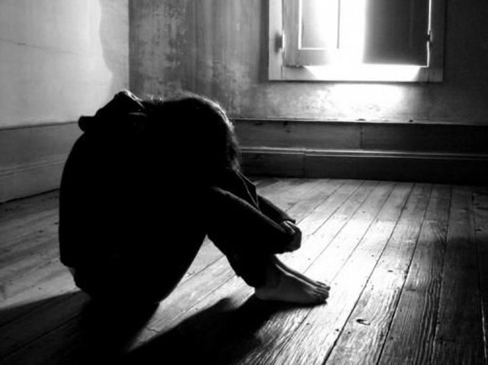 Violenza sessuale sulla figlia 14enne: padre orco finisce in manette Violenza sessuale sulla figlia 14enne: padre orco finisce in manette