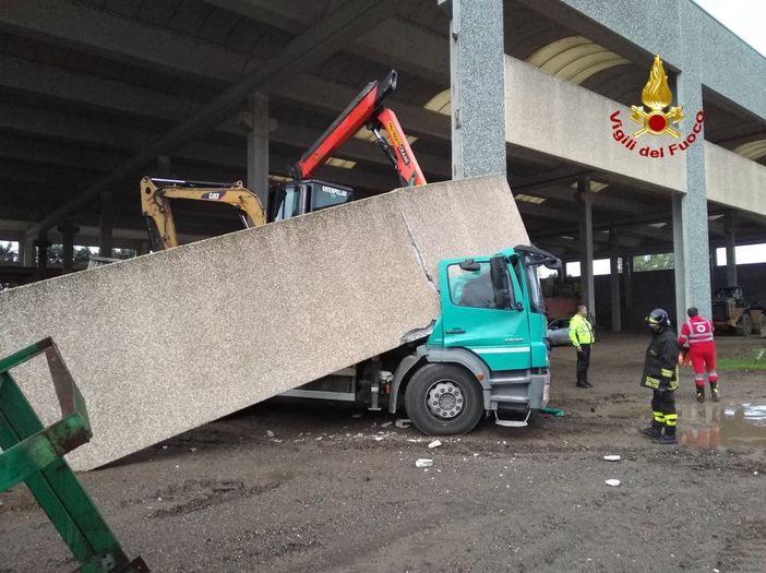 Oltrepò: urta la trave di un capannone che crolla sulla cabina di un camion, illeso miracolosamente l'autista