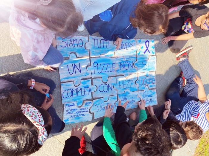 Un filo che si tinge di blu: scuola primaria Anna Botto e Anffas Vigevano includono!