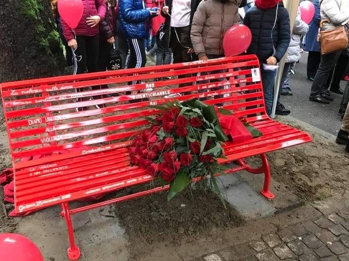 Garlasco: inaugurata la "panchina rossa" per Chiara Poggi e le donne vittime di violenza