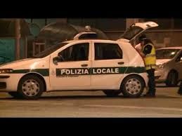 Vigevano: controlli sulla movida estiva, la polizia locale "pizzica" alcuni automobilisti indisciplinati e sanziona un negozio etnico