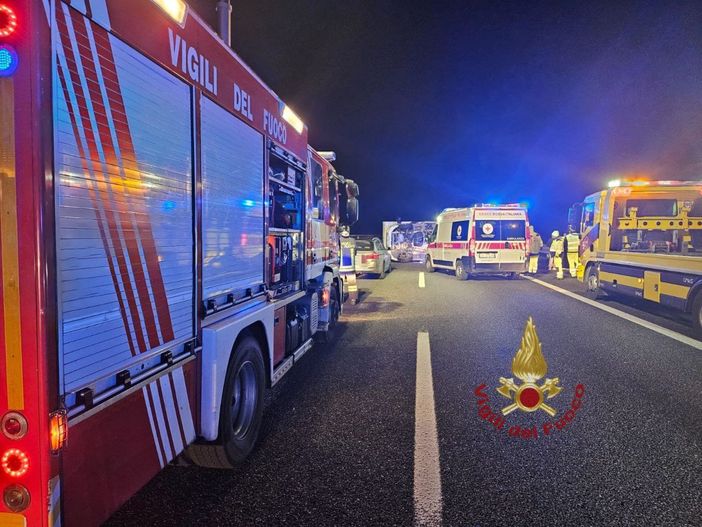 Camper si ribalta sull'autostrada Torino-Piacenza, intervengono i Vigili del fuoco