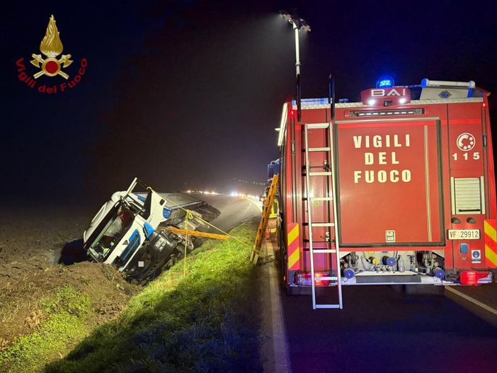Albuzzano: tir esce di strada e si ribalta su una fiancata, 65enne trasportato in ospedale Albuzzano: tir esce di strada e si ribalta su una fiancata, 65enne trasportato in ospedale