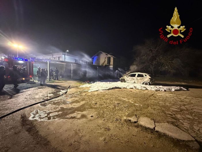 Sannazzaro: incendio coinvolge due auto, sul posto i Vigili del fuoco