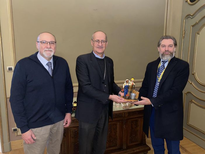 Donata al vescovo di Vigevano la statuina del Presepe 2025 simbolo di integrazione, inclusione e sicurezza sul lavoro