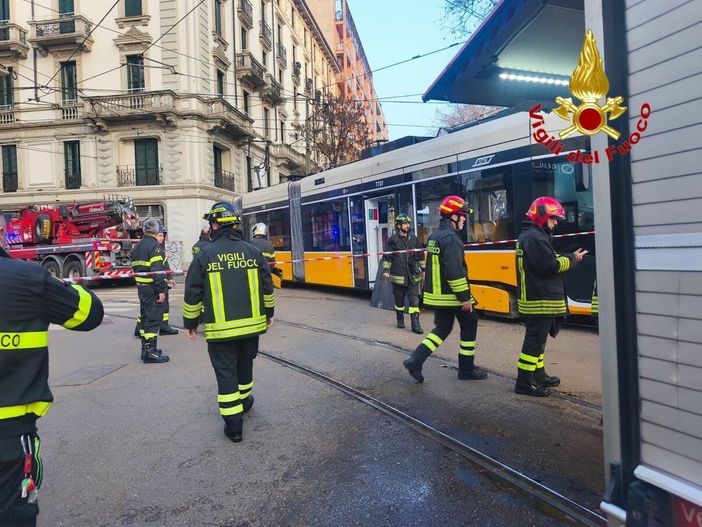 Milano, tram deraglia e finisce contro una vetrina: due morti e decine di feriti. Il racconto di chi era a bordo: «Prendeva velocità» Milano, tram deraglia e finisce contro una vetrina: due morti e decine di feriti. Il racconto di chi era a bordo: «Prendeva velocità»
