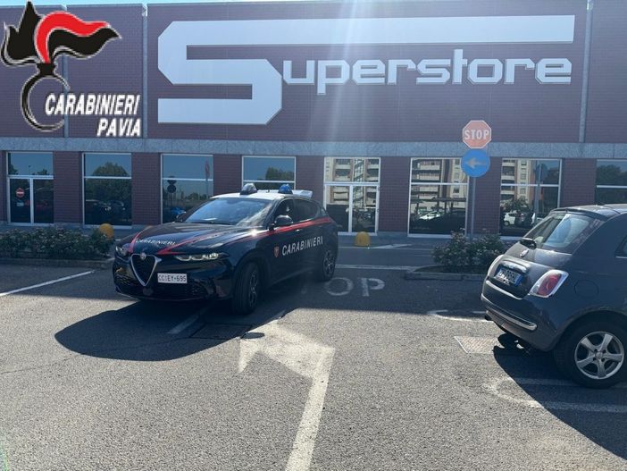 Voghera, si introduce nella notte all'Esselunga per rubare un liquore: incastrato dalle telecamere e fermato nel parcheggio