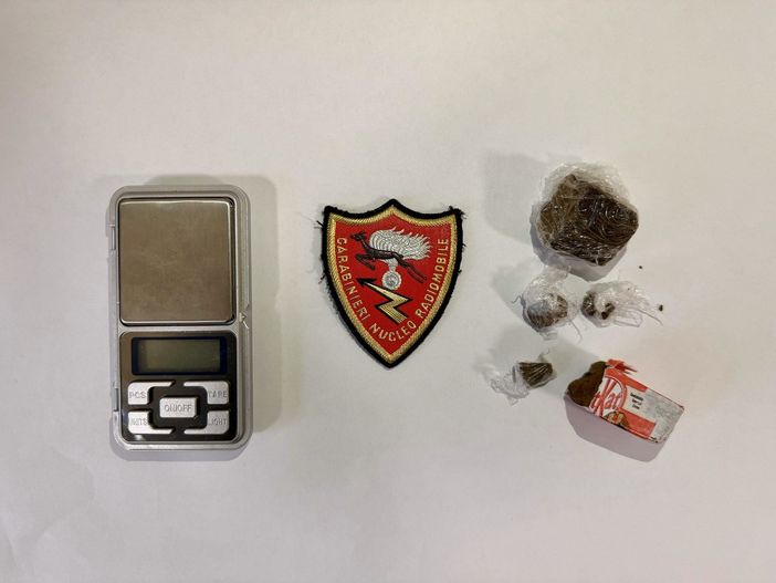Nasconde l'hashish in una confezione di cioccolato, denunciato un 18enne