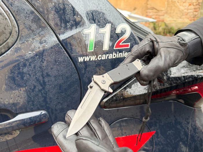 Pavia: si presenta in procura con un coltello a serramanico, scatta la denuncia