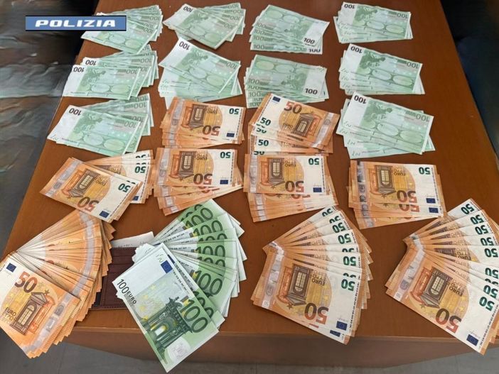 La Polizia di Stato arresta in flagranza un truffatore: sventato il raggiro del finto carabiniere ai danni di un'anziana La Polizia di Stato arresta in flagranza un truffatore: sventato il raggiro del finto carabiniere ai danni di un'anziana