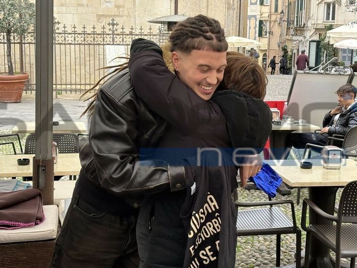 76° Festival di Sanremo - Al Bar Santissimo arriva Sayf. Il regalo inaspettato di una fan 76° Festival di Sanremo - Al Bar Santissimo arriva Sayf. Il regalo inaspettato di una fan