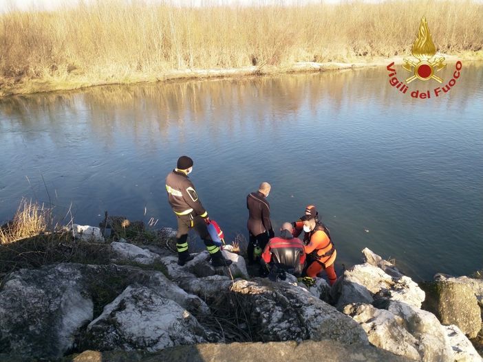 Vigevano, le immagini delle ricerche del corpo del camionista scomparso