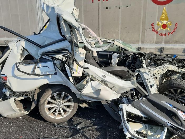 Oltrepò: scontro tra veicoli sull'autostrada A21, ferito il conducente di un'auto e traffico bloccato Oltrepò: scontro tra veicoli sull'autostrada A21, ferito il conducente di un'auto e traffico bloccato