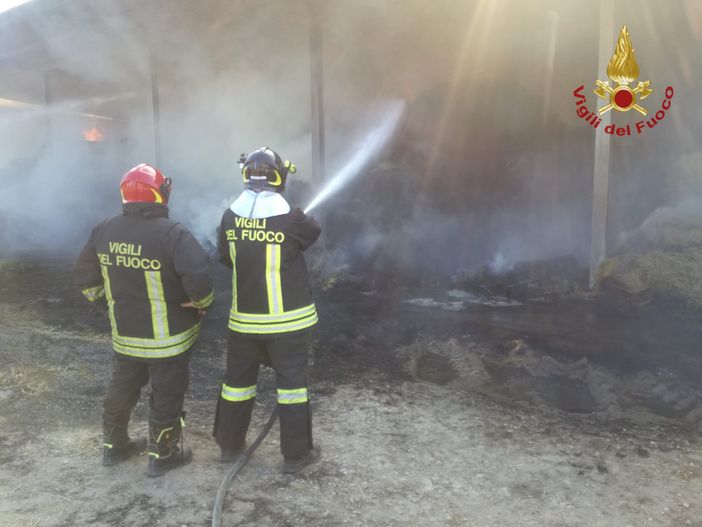 Mede: incendio in un fienile, Vigili del fuoco al lavoro per domare le fiamme