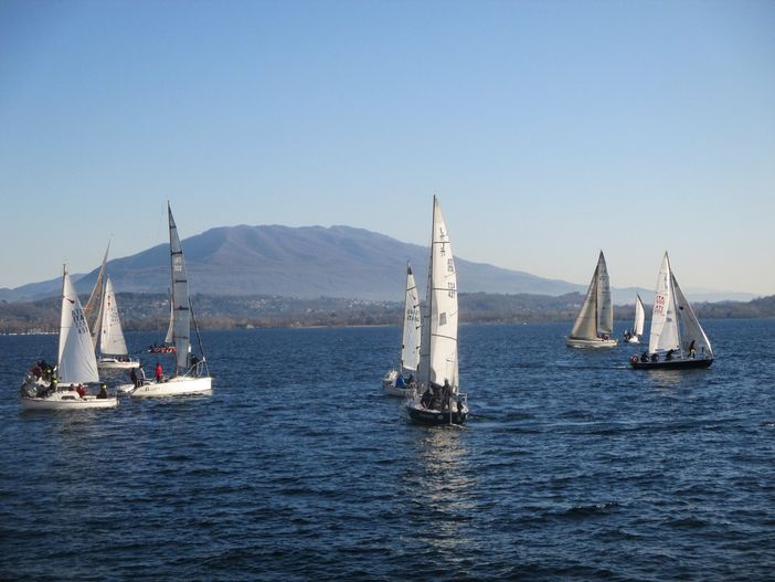 Veleggiare sul Lago Maggiore a Belgirate in inverno