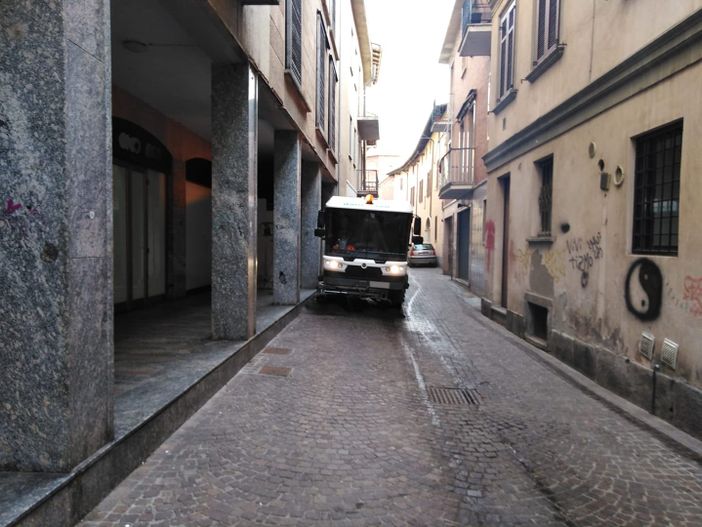 Un'idropulitrice in azione per le vie cittadine