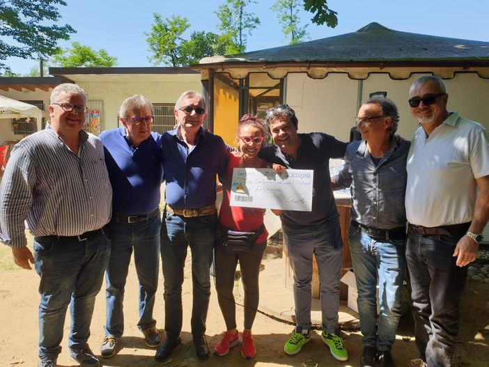 Garlasco, la band foto di gruppo ha donato una somma di denaro frutto di un concerto di beneficenza all’associazione “la Chiocciola”