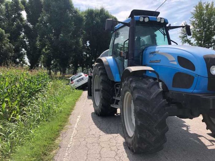 Magenta: auto finisce nel campo di granoturco in via Pietrasanta