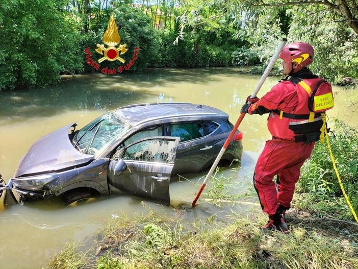Mortara: escono di strada con l'auto e finiscono nel torrente Arbogna, soccorse 2 persone