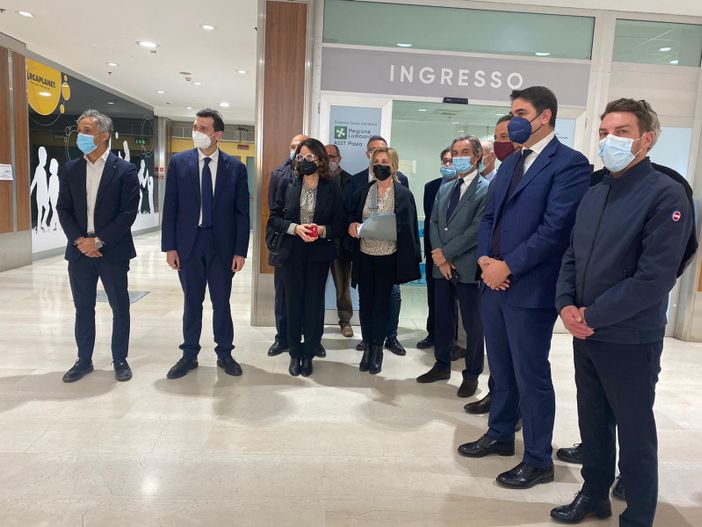 Vigevano: Attilio Fontana in visita all'hub vaccinale del "Ducale". Le immagini