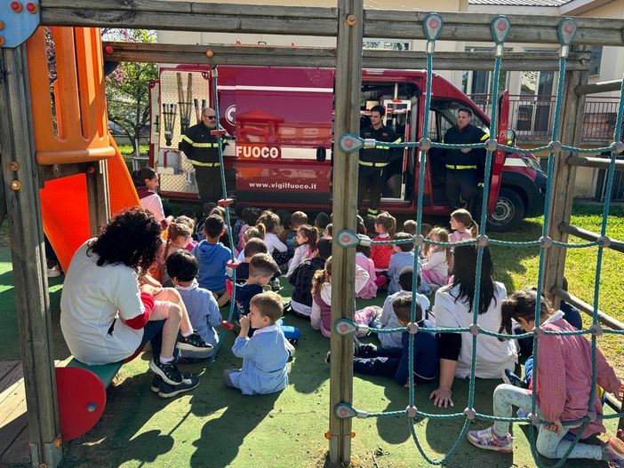 Mede, i pompieri fanno visita alla scuola materna Mede, i pompieri fanno visita alla scuola materna