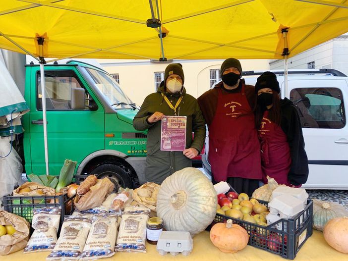 Natale, Coldiretti: raccolti cinque quintali e mezzo di cibo grazie alle “spese sospese” ai mercati di Campagna Amica Natale, Coldiretti: raccolti cinque quintali e mezzo di cibo grazie alle “spese sospese” ai mercati di Campagna Amica
