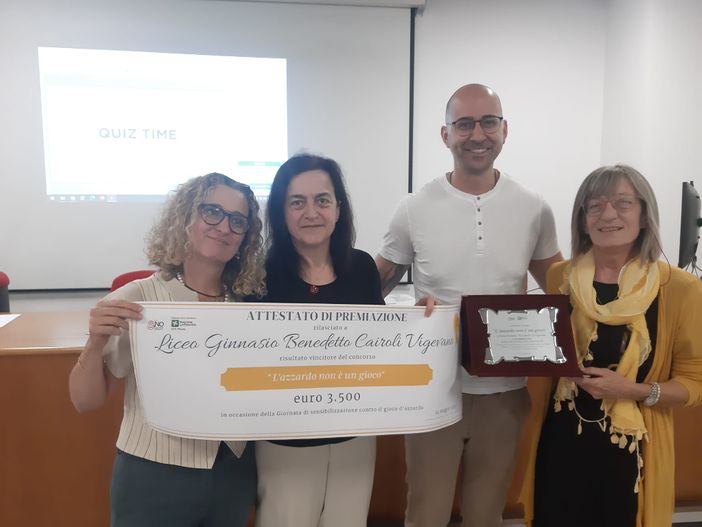 Vigevano: il liceo "Cairoli" premiato al concorso di Ats Pavia contro il gioco d'azzardo Vigevano: il liceo "Cairoli" premiato al concorso di Ats Pavia contro il gioco d'azzardo