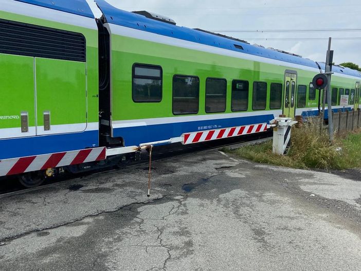 Mede: veicolo finisce contro le sbarre del passaggio a livello, sul posto i carabinieri. Leggeri ritardi alla circolazione ferroviaria Mede: veicolo finisce contro le sbarre del passaggio a livello, sul posto i carabinieri. Leggeri ritardi alla circolazione ferroviaria