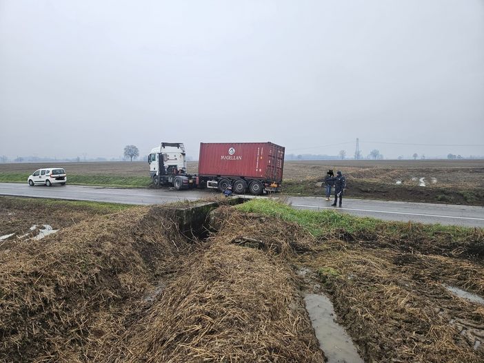 Mede: esce di strada con il Tir sulla provinciale 194, soccorso un 55enne Mede: esce di strada con il Tir sulla provinciale 194, soccorso un 55enne
