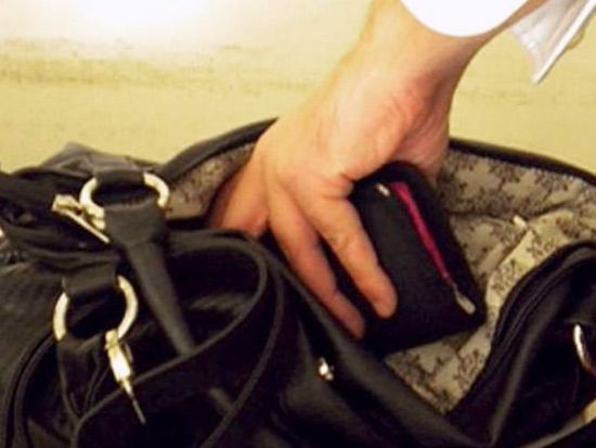 Alagna Lomellina: entra in un'abitazione e ruba 70 euro da un borsello, nei guai un 57enne