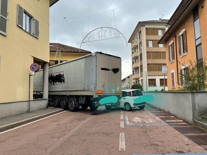 Magenta, l’autista del tir si perde nel centro e rimane incastrato tra via Volta e via Pusterla bloccando tutto Magenta, l’autista del tir si perde nel centro e rimane incastrato tra via Volta e via Pusterla bloccando tutto