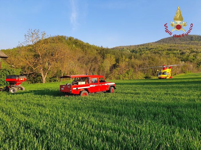 Ponte Nizza: rimane incastrato con la gamba negli ingranaggi del trattore, 50enne trasportato in elicottero all'ospedale Ponte Nizza: rimane incastrato con la gamba negli ingranaggi del trattore, 50enne trasportato in elicottero all'ospedale