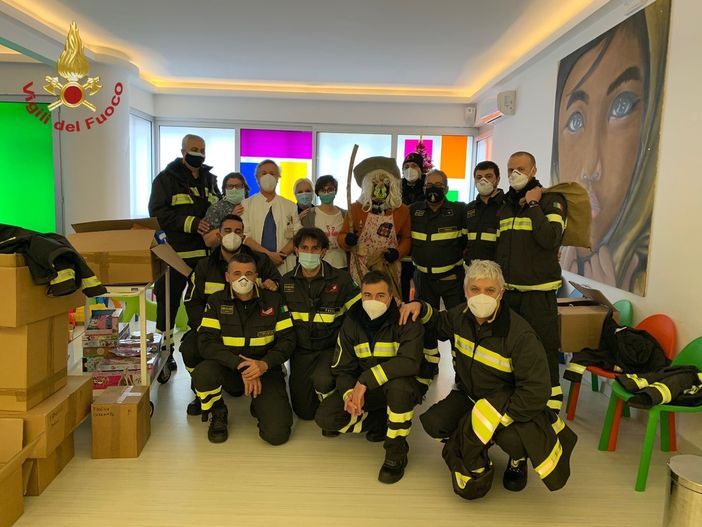 Pavia: i Vigili del Fuoco consegnano i doni della Befana ai bambini del reparto di pediatria del San Matteo Pavia: i Vigili del Fuoco consegnano i doni della Befana ai bambini del reparto di pediatria del San Matteo