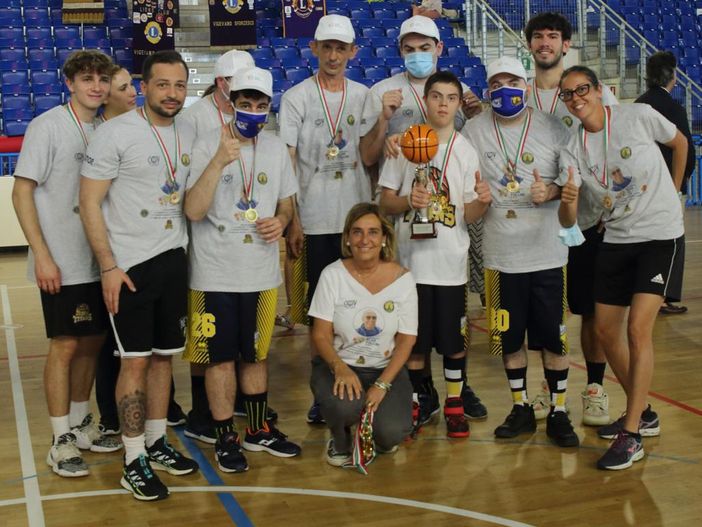 Vigevano: “Un amico per sempre” Il primo trofeo di basket Aldo Pollini alla squadra dei grigi (Lions Colonne). Ma la vittoria è di tutti