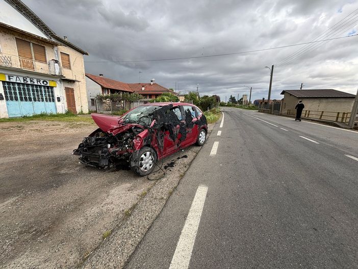 Valle: camion carico di fanghi si scontra con un'auto, illesi i conducenti
