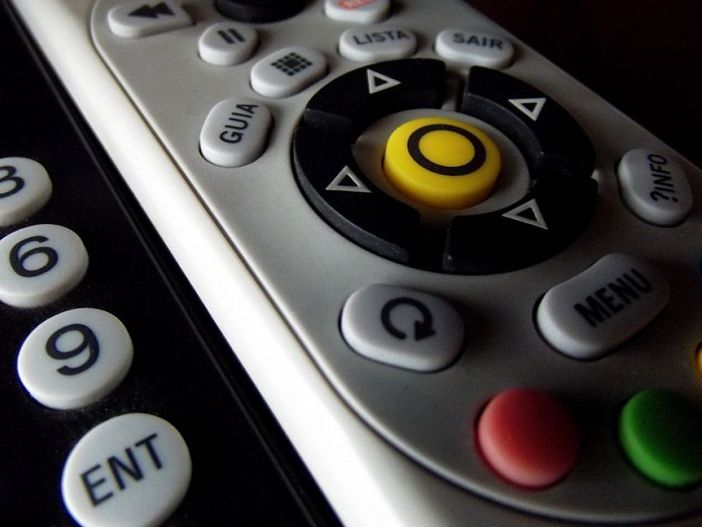 Troppe chiacchere, il Parlamento stoppa i virologi in tv