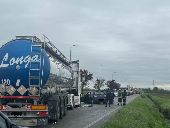 Vigevano: tragico schianto auto-camion in corso Pavia, muore una donna 51enne