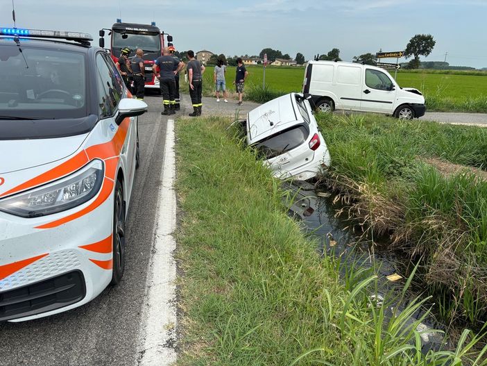 Ferrera: scontro furgone-auto sulla statale 756, soccorse tre persone Ferrera: scontro furgone-auto sulla statale 756, soccorse tre persone