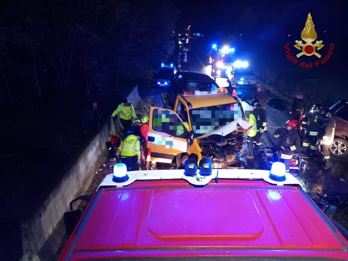 Corteolona: scontro tra auto e carro attrezzi, 6 feriti, uno in gravi condizioni Corteolona: scontro tra auto e carro attrezzi, 6 feriti, uno in gravi condizioni