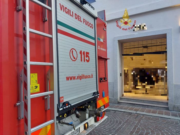 Pavia: cortocircuito in un negozio di abbigliamento, intervengono i Vigili del fuoco
